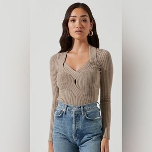 ASTR The Label Twist Front Sweater in Taupe